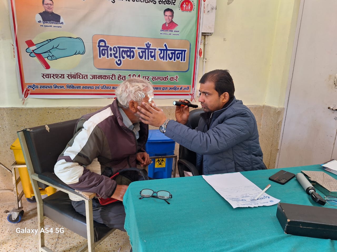 Dr aditya agrawal is doing checkup of pateint at camp