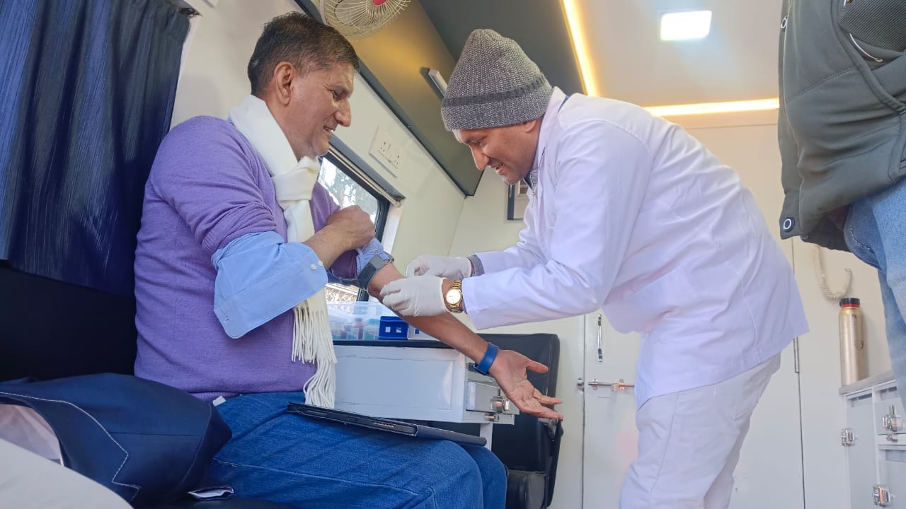 Shri Raj Bhatt Ji, CEO of Elara Capital, getting his blood test at Seemant Sewa Foundation mobile medical unit