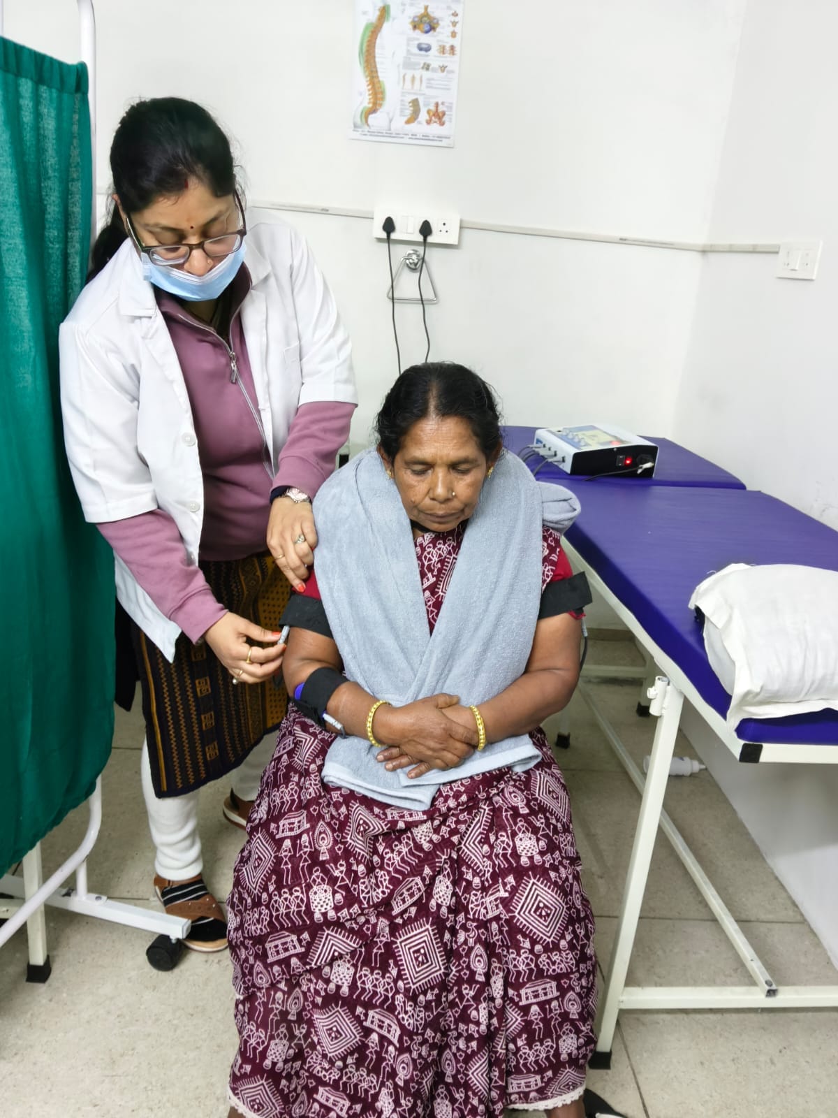 Happy patient sharing healthcare experience at Seemant Poly Clinic Uttarakhand